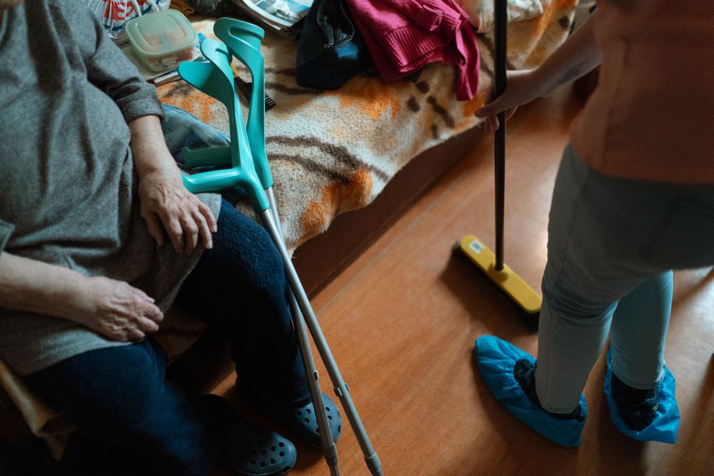 Una cuidadora comparte las actividades del hogar con una mujer mayor
